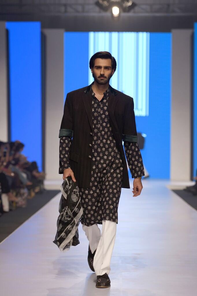 LifeStyle_DT's tweet photo. #HassanRiaz puts forth a distinct, daring &amp; a bold collection on the ramp, reports @cheenaagha 
https://t.co/InjViD0nEL https://t.co/e5ARyzzwNw