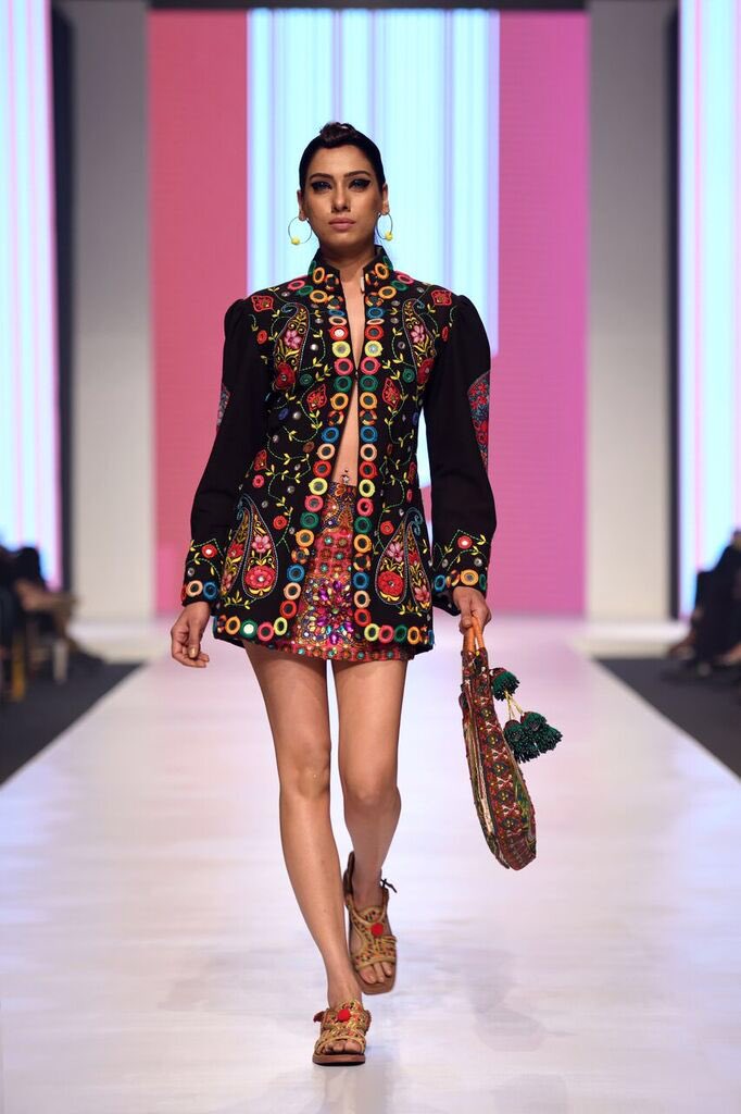 LifeStyle_DT's tweet photo. #HassanRiaz puts forth a distinct, daring &amp; a bold collection on the ramp, reports @cheenaagha 
https://t.co/InjViD0nEL https://t.co/e5ARyzzwNw