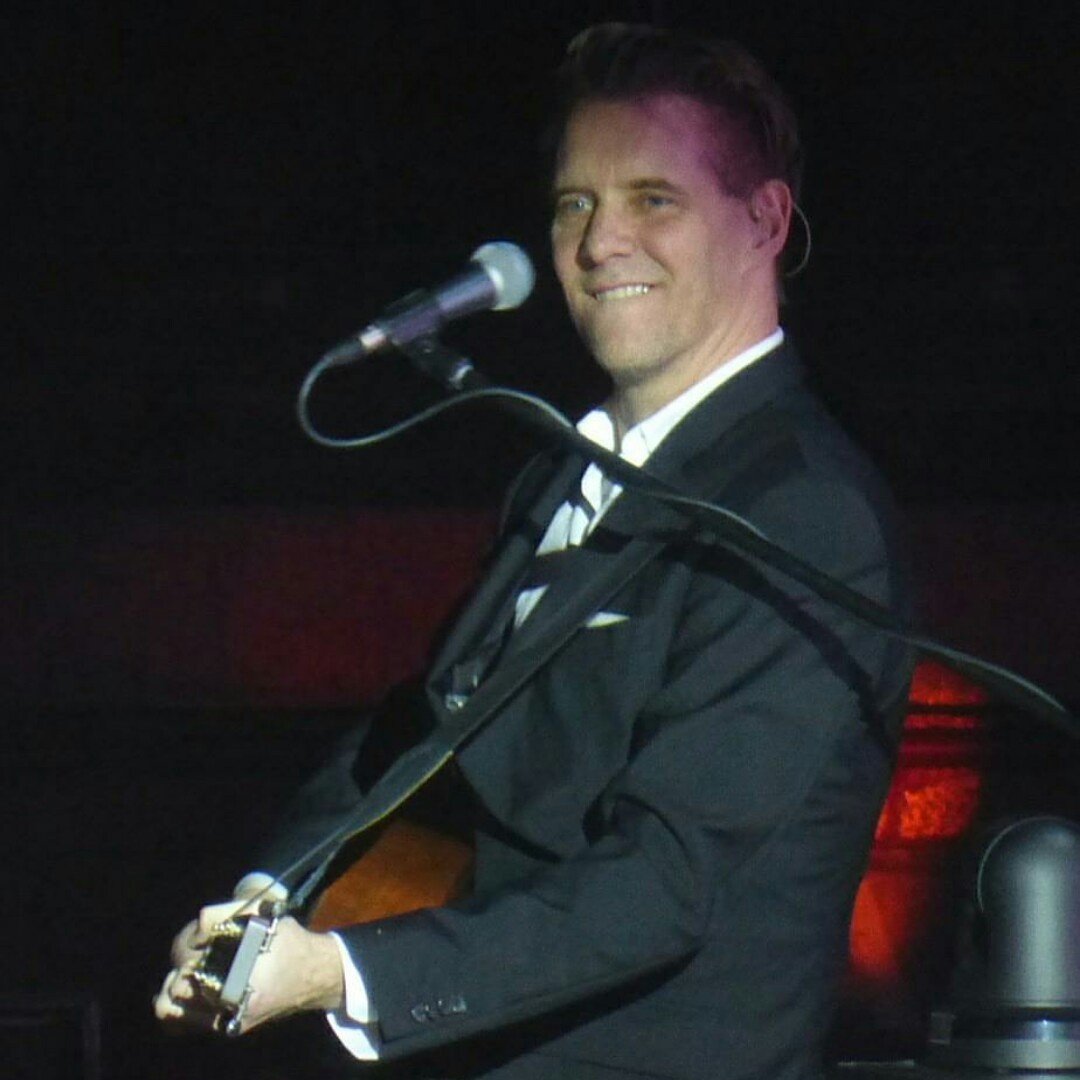 nathali1209's tweet photo. #garybreit with the guitar ππ€ππ https://t.co/esBWo94EZa