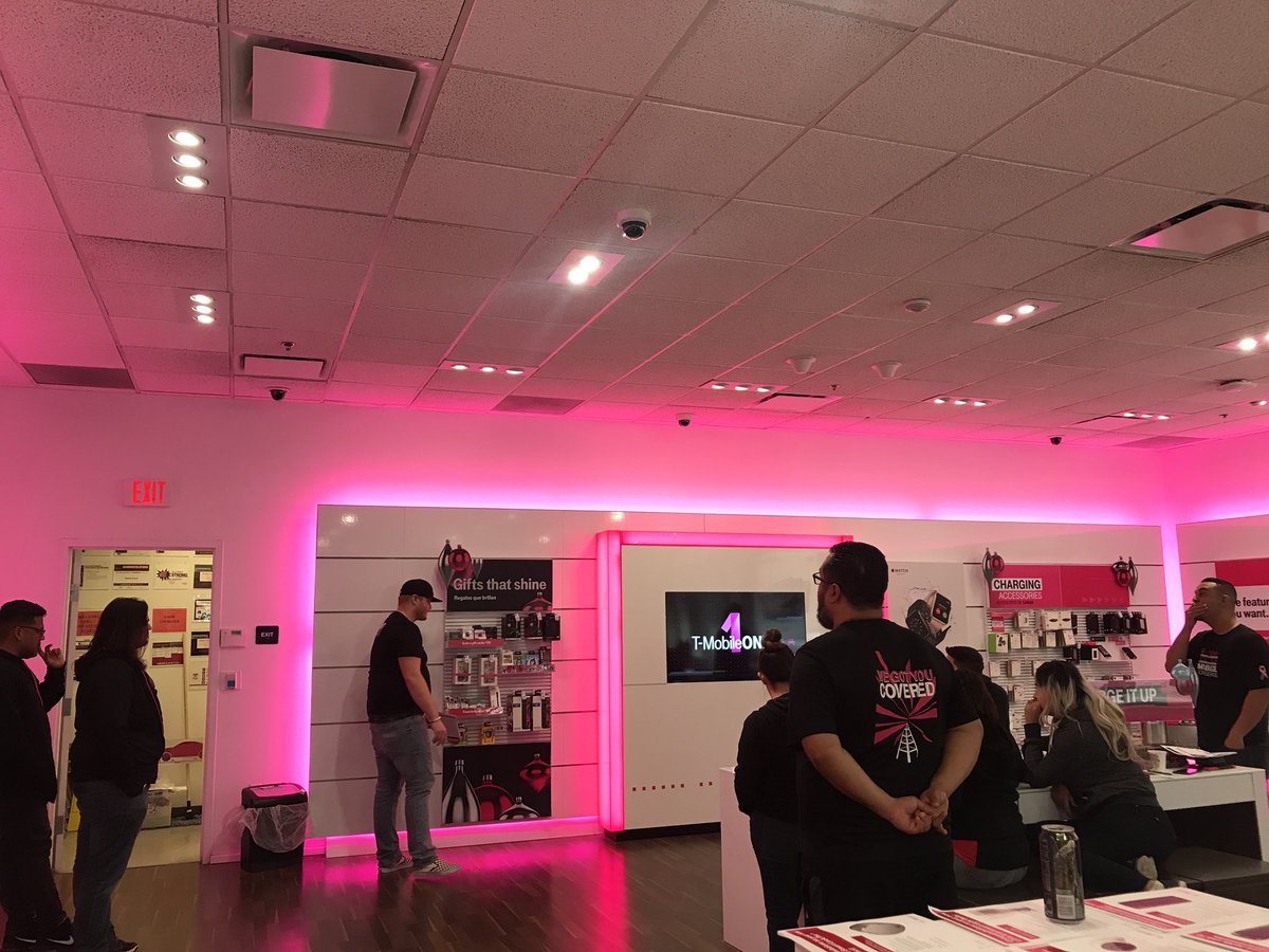 lastNamePina's tweet photo. Launch 🚀 🎉! #SWlaunchParty #SWisBest #SWpartypeople @SamSindha @rvila21 @TMobile @JohnLegere https://t.co/2gVA8Peveg
