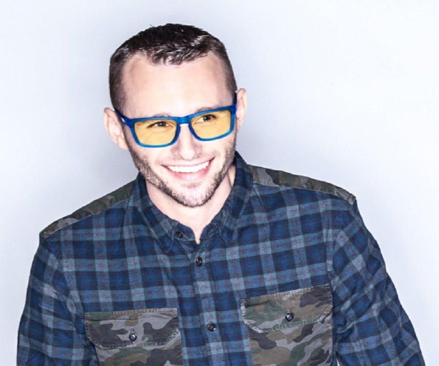 SSundee's tweet image. Should I cut my hair?