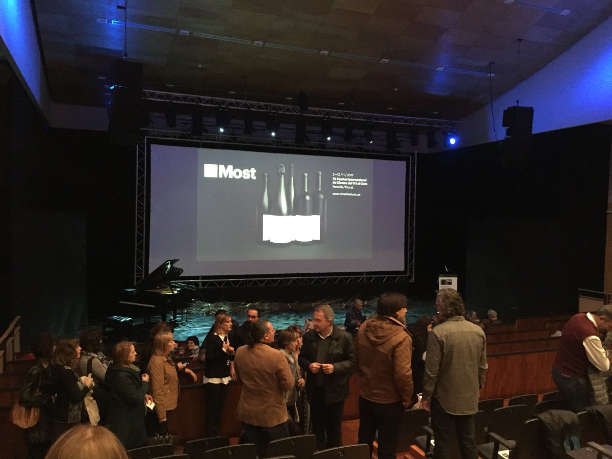 VisitaAvinyonet's tweet photo. A punt de començar la gala d’entrega de premis del @mostfestival a l’Auditori de Vilafranca. El curt documental del #microvi2017 és un dels finalistes 🤞🤞 https://t.co/AbvIqQuvS6