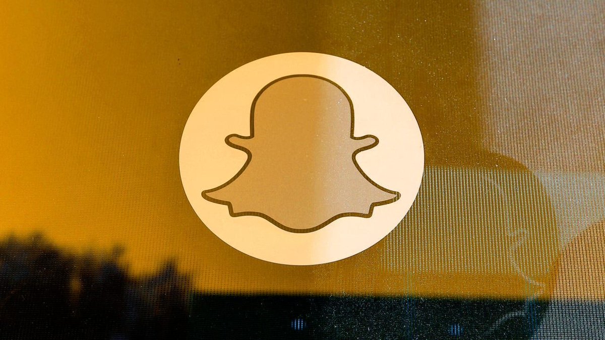 FastCompany's tweet photo. What redesign? Snap’s VP of engineering just quit https://t.co/FO8K8pYzTM https://t.co/Viam9hAkFv
