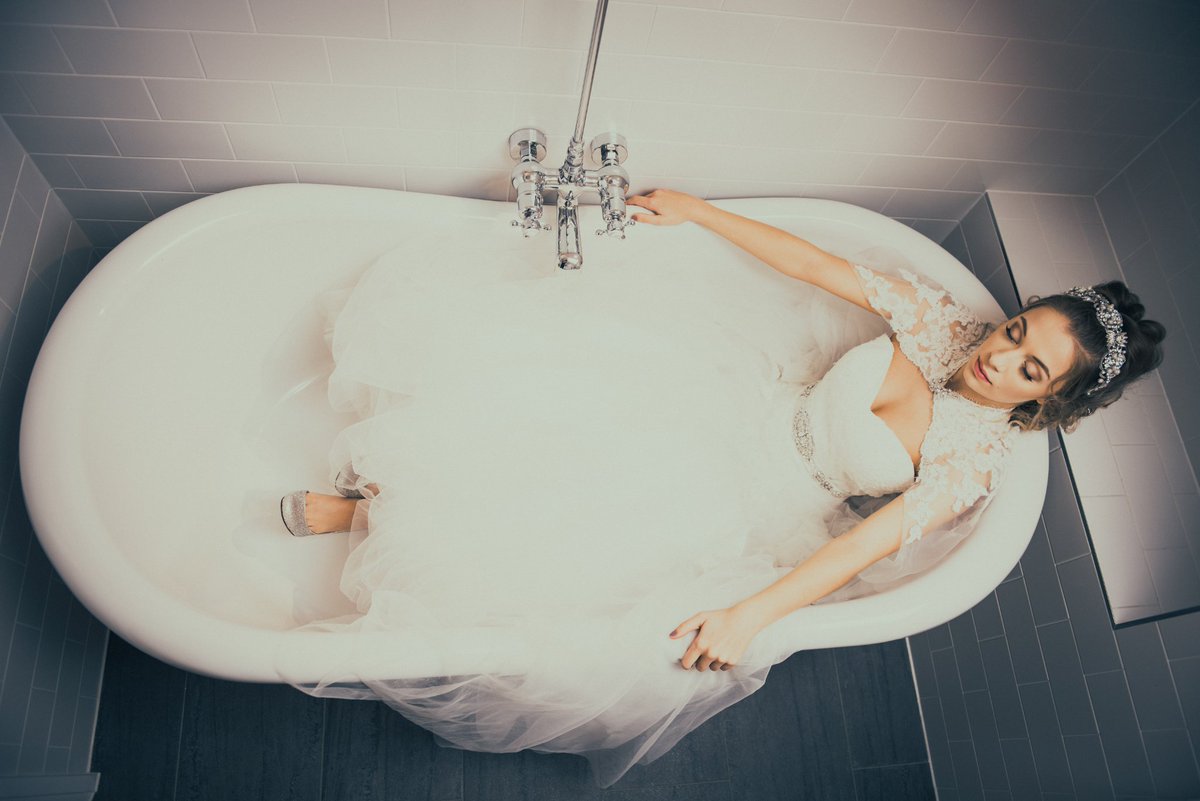 NursteadCourt1's tweet photo. It's hard work being a bride! Elle, taking a break in our bridal cottage! Such a brilliant photo by @infoKnd Gorgeous styling by Toto Caelo and dress from Hi Brow Brides #brideinthebath #bridalsuite #stablecottage https://t.co/0orkJNphdK