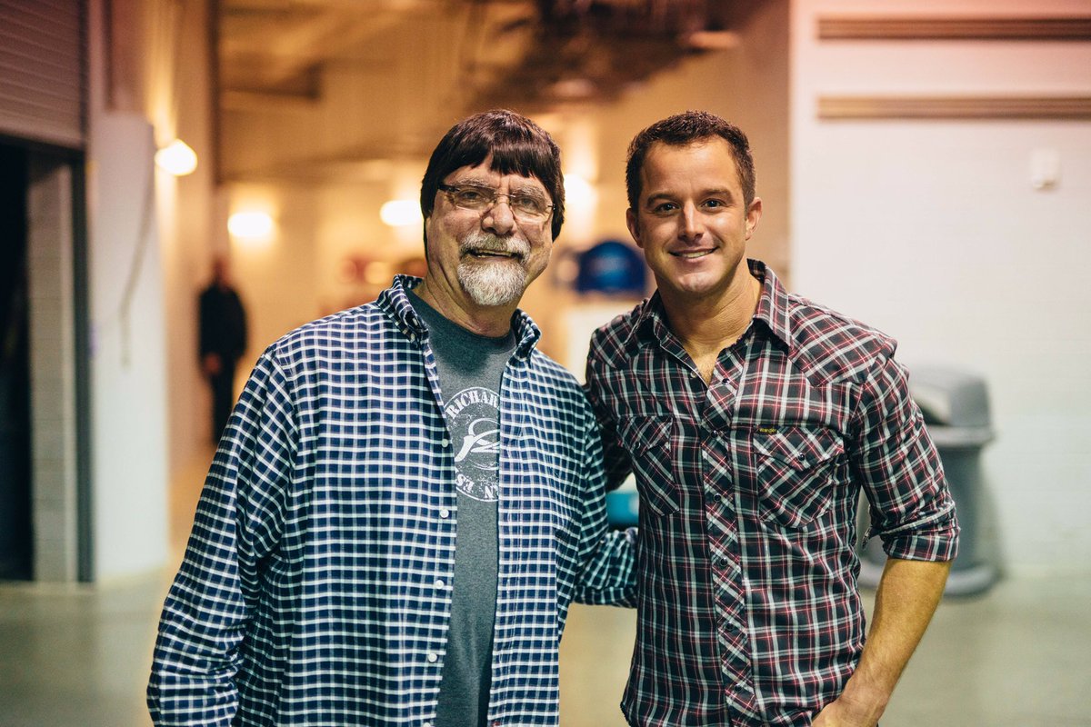 eastoncorbin's tweet photo. Got to open for @TheAlabamaBand Friday and play on a Naval Base for Veterans Day!! Finishing this awesome run tonight at @HOBAnaheim! https://t.co/NrTHT4aJTN