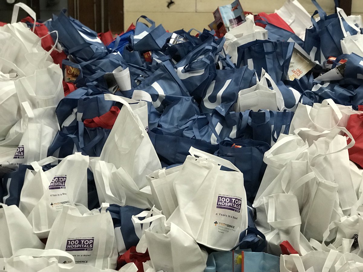 sfvrotaract's tweet photo. Filling bags to fill hearts this Thanksgiving! @NVYMCA @ymca #northridge #YMCA #SFV https://t.co/4H3XnIKHBy