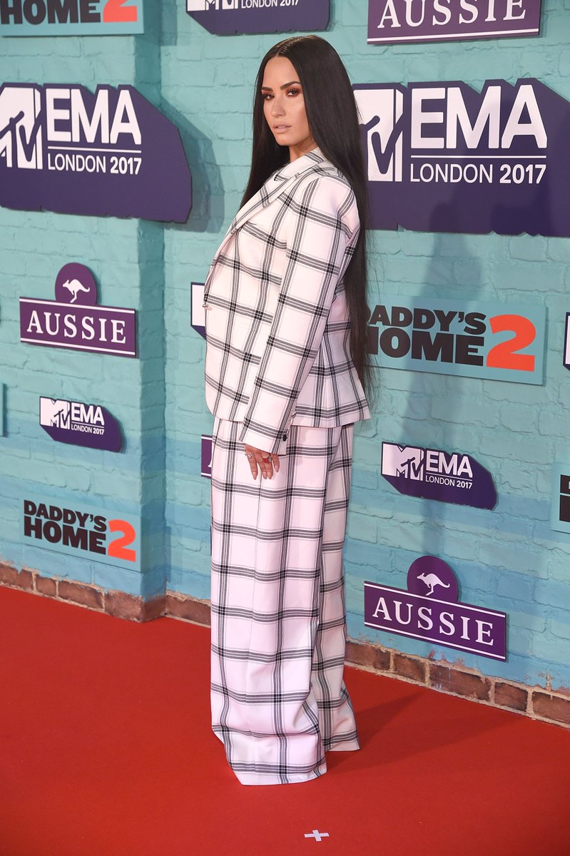 MTV's tweet photo. OKAY, @DDLOVATO!!!!!! 😻 #MTVEMA https://t.co/F7Tuatn2Gd