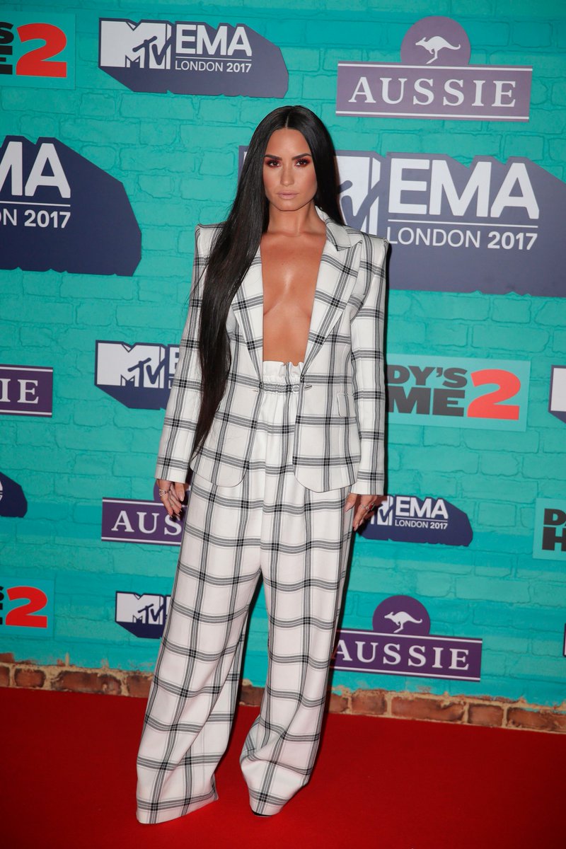 NovelaLounge's tweet photo. Divaza Demi Lovato @ddlovato en los #MTVEMA https://t.co/hvb4SmQR0B