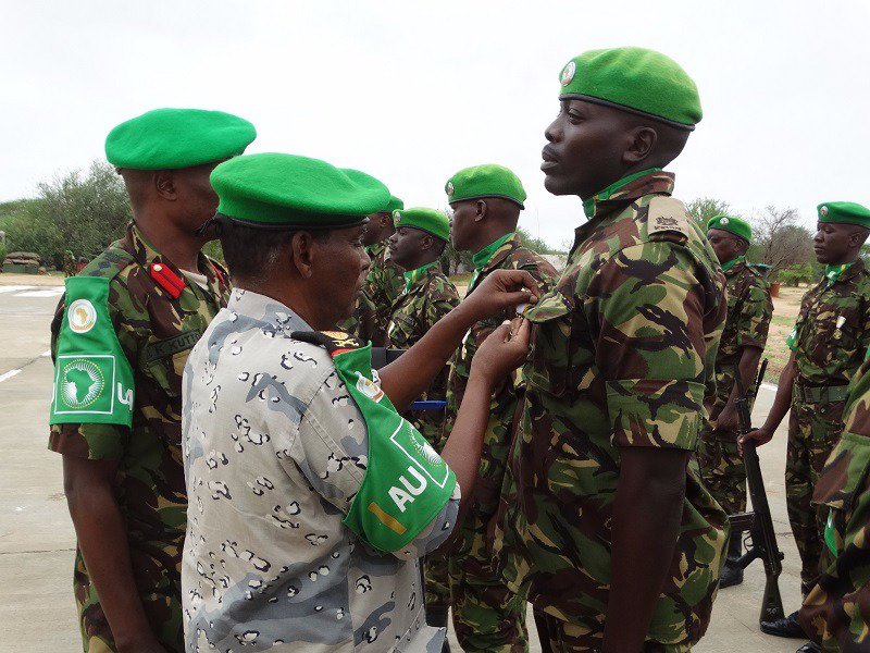 kdfinfo's tweet photo. Congratulations for a job well done. @amisomsomalia Force Commander and his staff award medals to Kenya Defence Forces Officers and Service Members for their exemplary services and sacrifices in bringing normalcy to Somalia. #PeaceEnforcers #Humanitarian #Assistance #ThisIsKDF https://t.co/mtT4YuUDZT