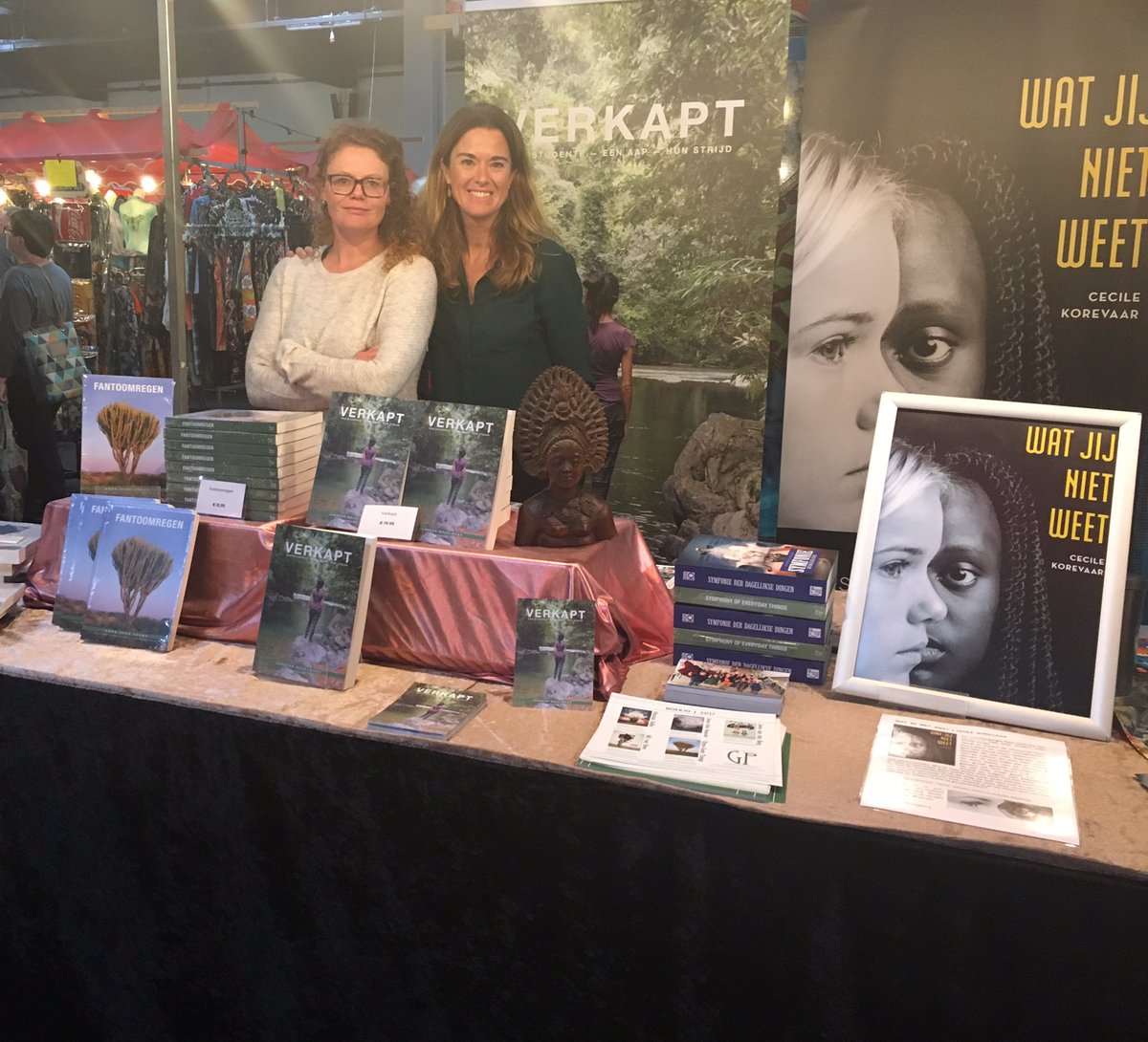 JannekeBazelman's tweet photo. Pasar Malam - Day 2
Met Cecile Korevaar, auteur van de YA 'Wat jij niet weet' (dec '17). #verkapt #watjijnietweet #godijnpublishing #pasarmalam https://t.co/choJlbLr72