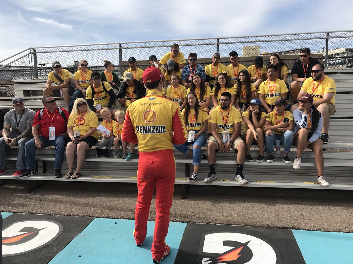 JoeyLoganoFDN's tweet photo. @joeylogano started his day off with this great group from @fuelforsuccess @Team_Penske @PhoenixRaceway https://t.co/HTa9tCLm12