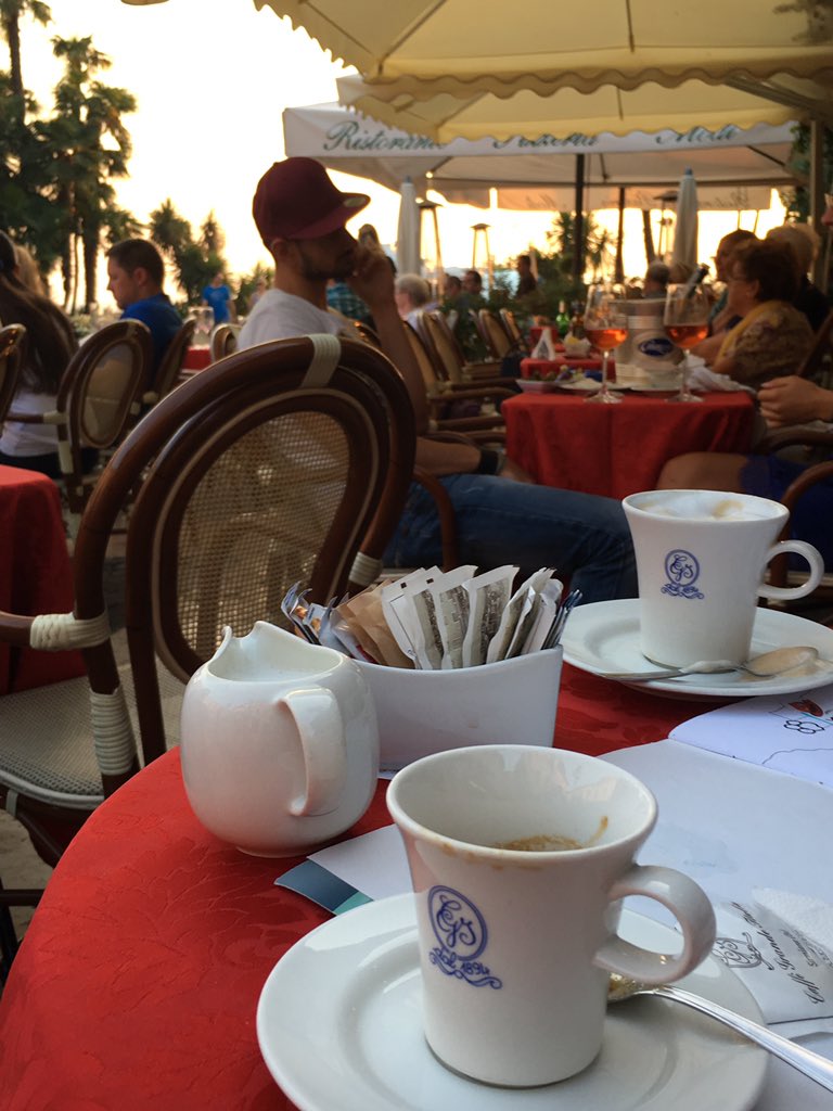 MomentoCafecito's tweet photo. Ey @quiz_viajero no me robes. #MomentoCafecito en Sirmione, Lado di Garda https://t.co/E1X8ujvizd