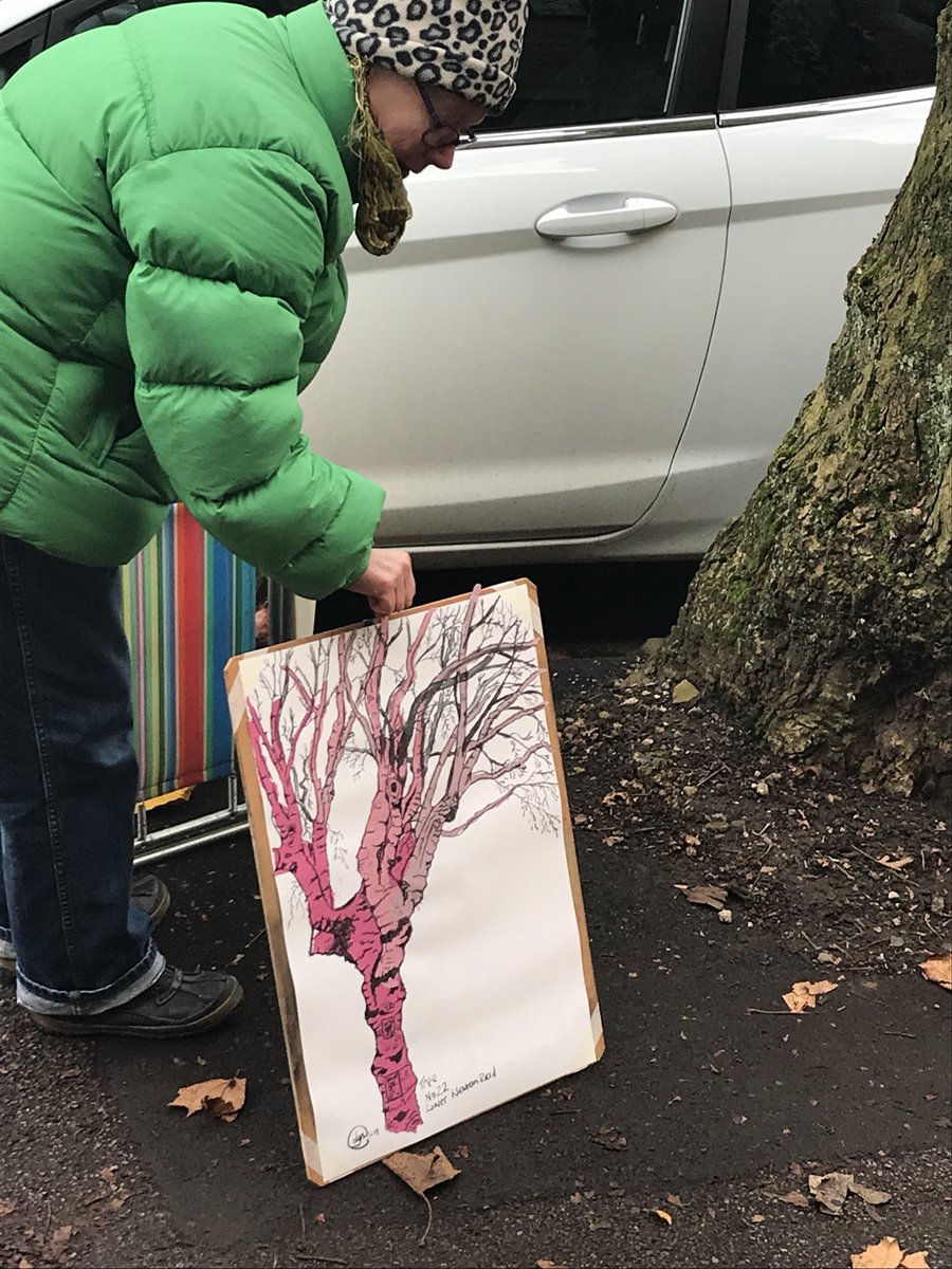 BlueLineSheff's tweet image. Hundreds paint #Sheffield War Memorial trees in #WW1PaintOff event on Western Road #SaveSheffTrees bluelinenews.jusweb.co.uk/hundreds-paint…