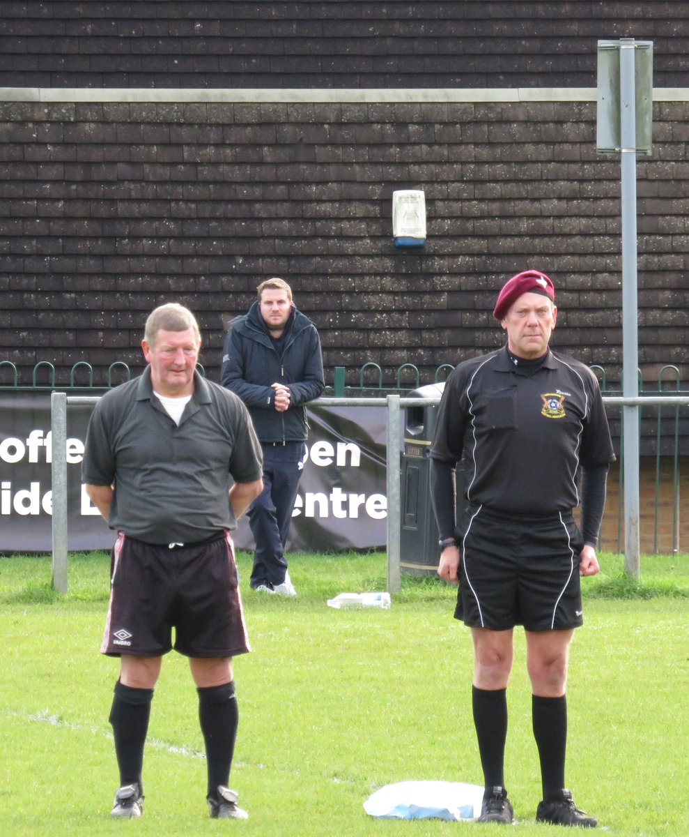 Full respect to the referee at @HatSocialFC v <a href="/HintonFC1/">Hinton FC</a> during the minute's silence yesterday. <a href="/hscfl/">HSCL</a> #RemembranceDay2017