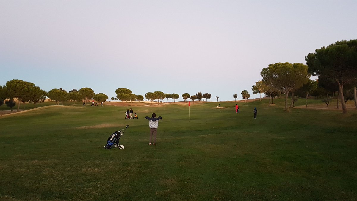 manugolfing's tweet photo. @Retamares_Golf Más niños que adultos en el campo, como tiene que ser! #FamilyCourse https://t.co/mIs4vv7e7G