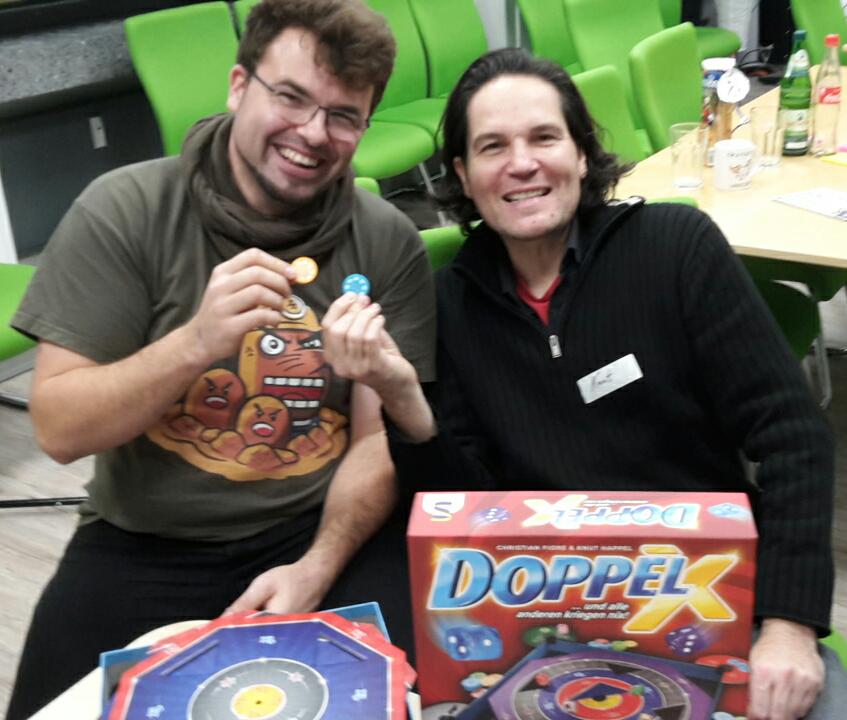 bretterburg's tweet photo. Auf der @poeppelwolf "Messe" die Neuheit #DoppelX vom Autor Knut erklärt bekommen. Wenn Strike die Königin unter den Würfelwerfer Spielen ist dann haben wir den passenden König bekommen. Kommt auf die Wunschliste.
/cow https://t.co/JGXkCV2urx