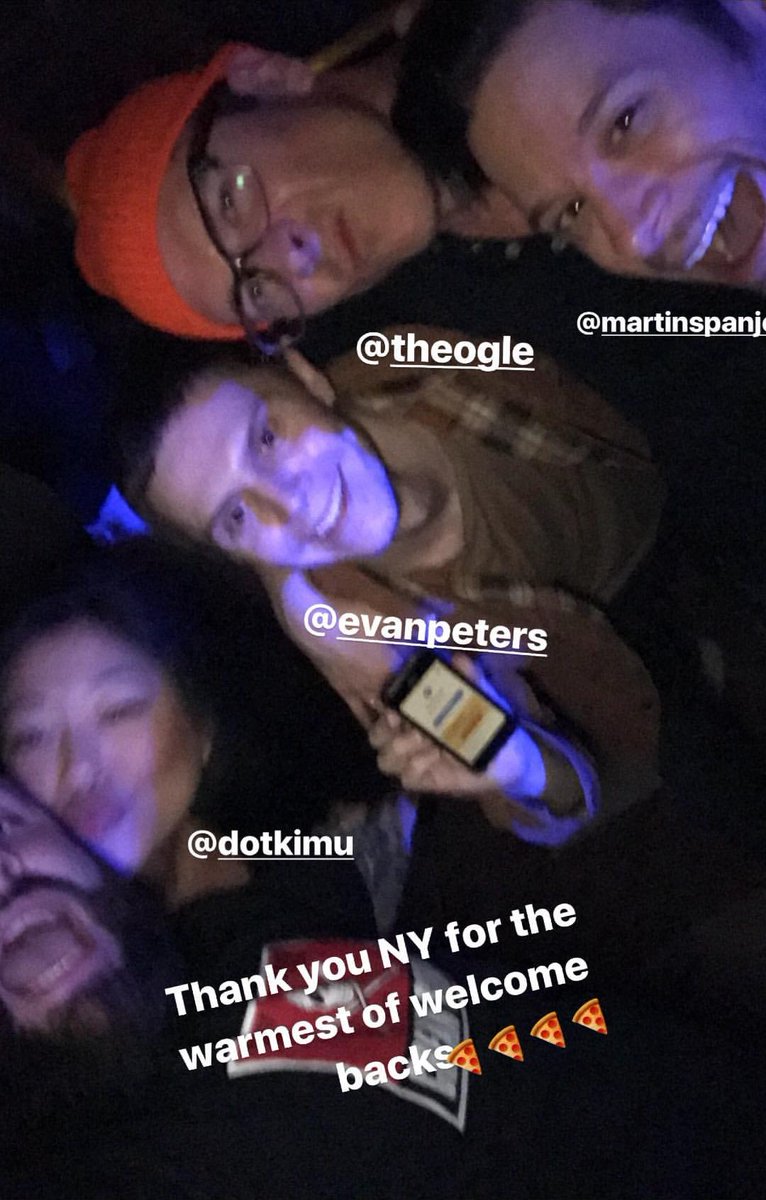 EvanPBrazil's tweet photo. Evan estava com alguns amigos, na madrugada de hoje (12), em uma festa em New York para comemorar a volta de um deles! https://t.co/kMpVZURSKQ