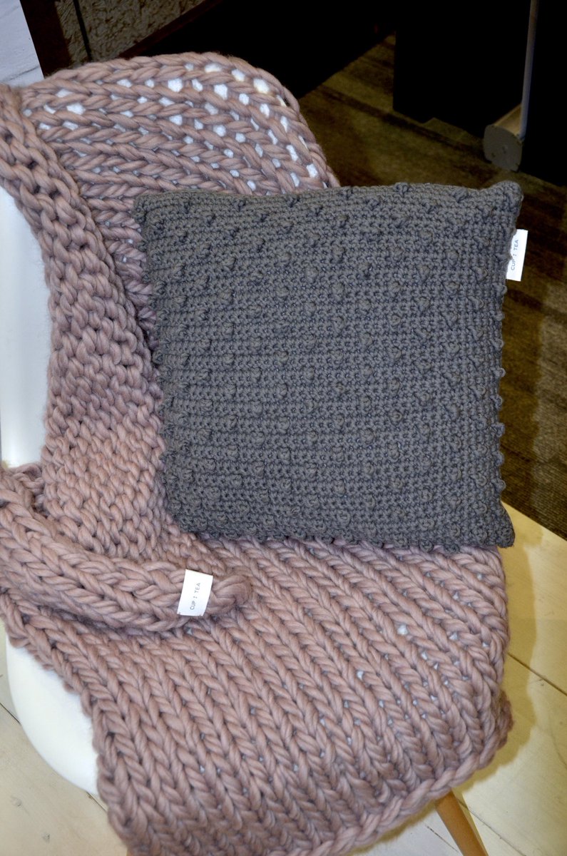 CupOfTeaSI's tweet photo. Čudovit kotiček @AfroditaSlo s cozy dekico, povštrčki in košaricama @CupOfTeaSI na dogodku #bbmulj. 💕 https://t.co/Cx0RSlAKjQ