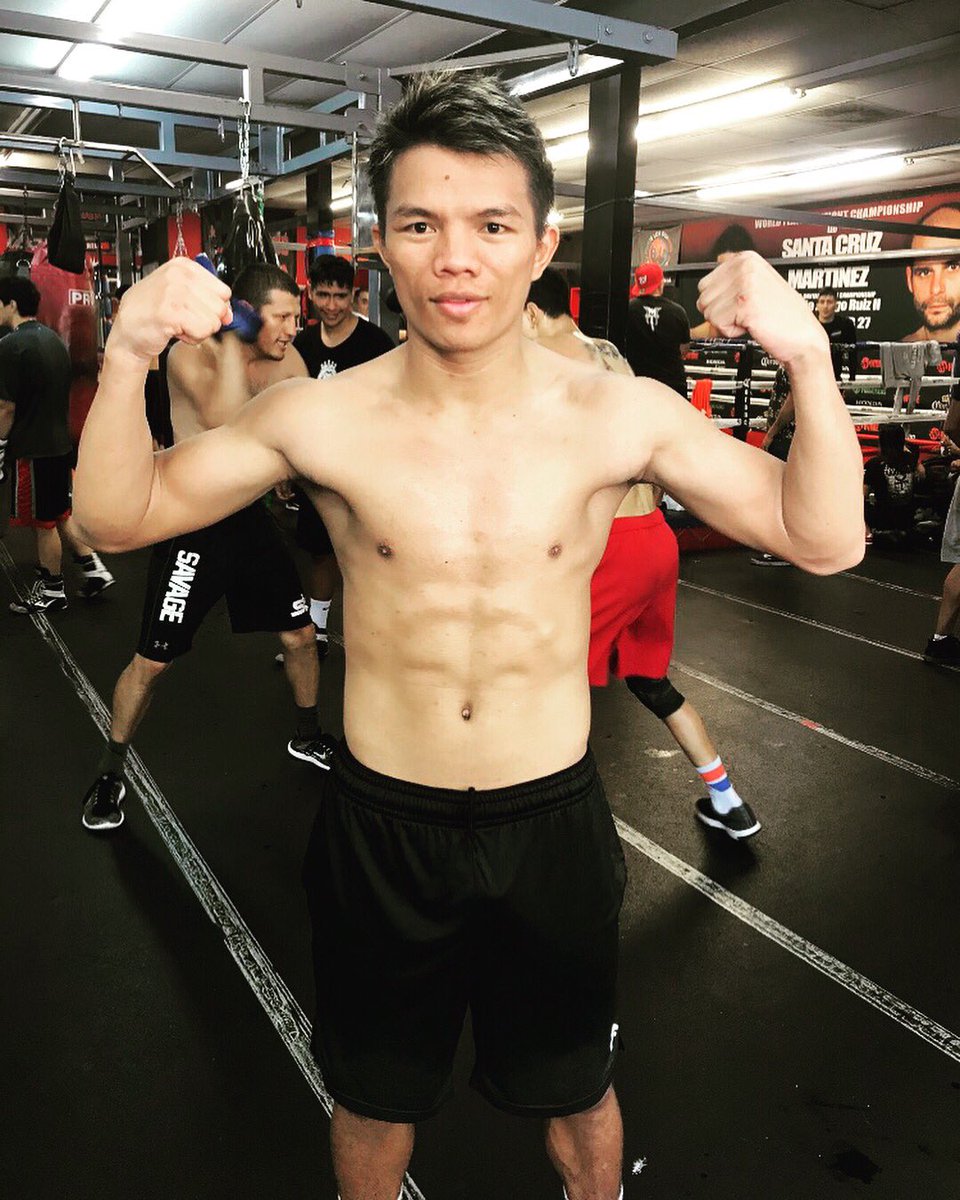 beautynboxing's tweet photo. The things I discuss with my Filipino family is savage af talking about opponents lol 😆 I love them #ReyPerez gonna cause that upset no ones looking for in 2017 ??? #boxing #November30th #goldenboyonEspn #RoachPerez https://t.co/qhv9aC240k