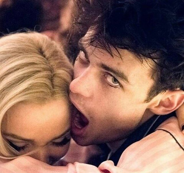 Harry_Hook_'s tweet photo. Nom nom. @Elena_Dil https://t.co/s3wCLgNsm4
