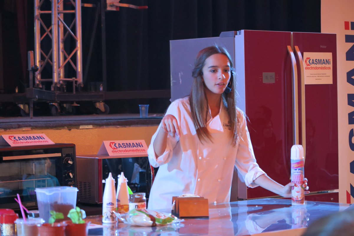 MariaQMCJ3's tweet photo. Gracias Castellón por el éxito de asistencia en mi Showcooking, un honor cocinar hoy en el 10 aniversario de #chococas  @agenciarespira #castellon #Showcooking #masterchef #masterclass 💗🍫 https://t.co/0Fwdd7zt8E
