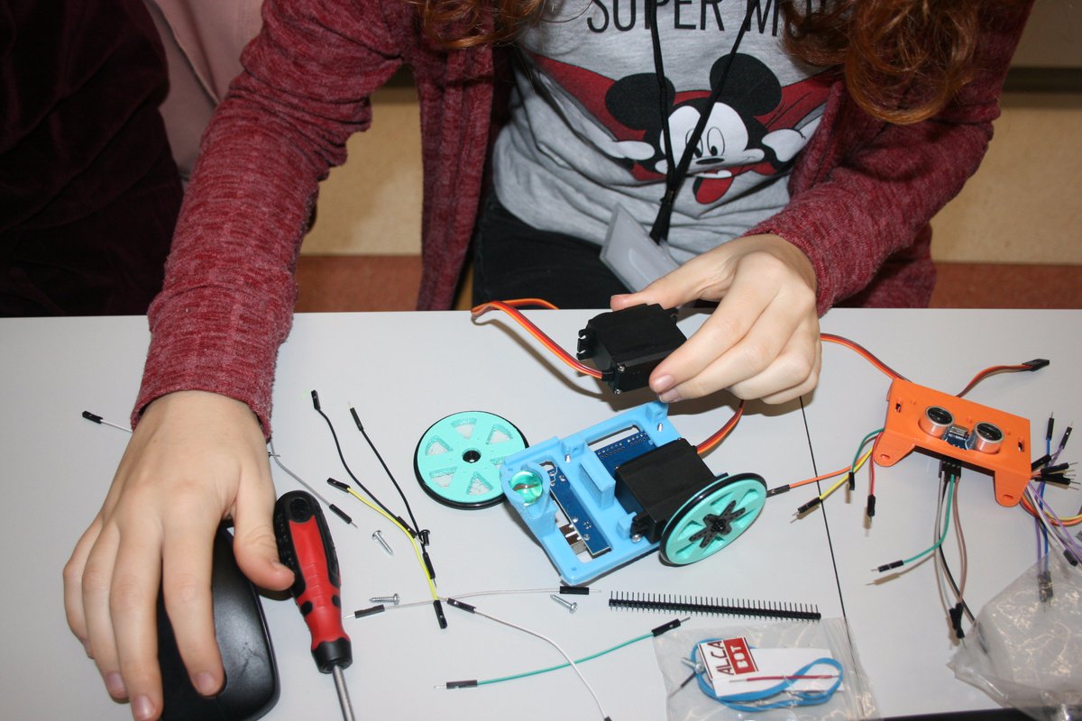 alcabot's tweet photo. ¡Montando el robot de #TuBot17! 🧐😛😍😇 https://t.co/DLHS9nvfki