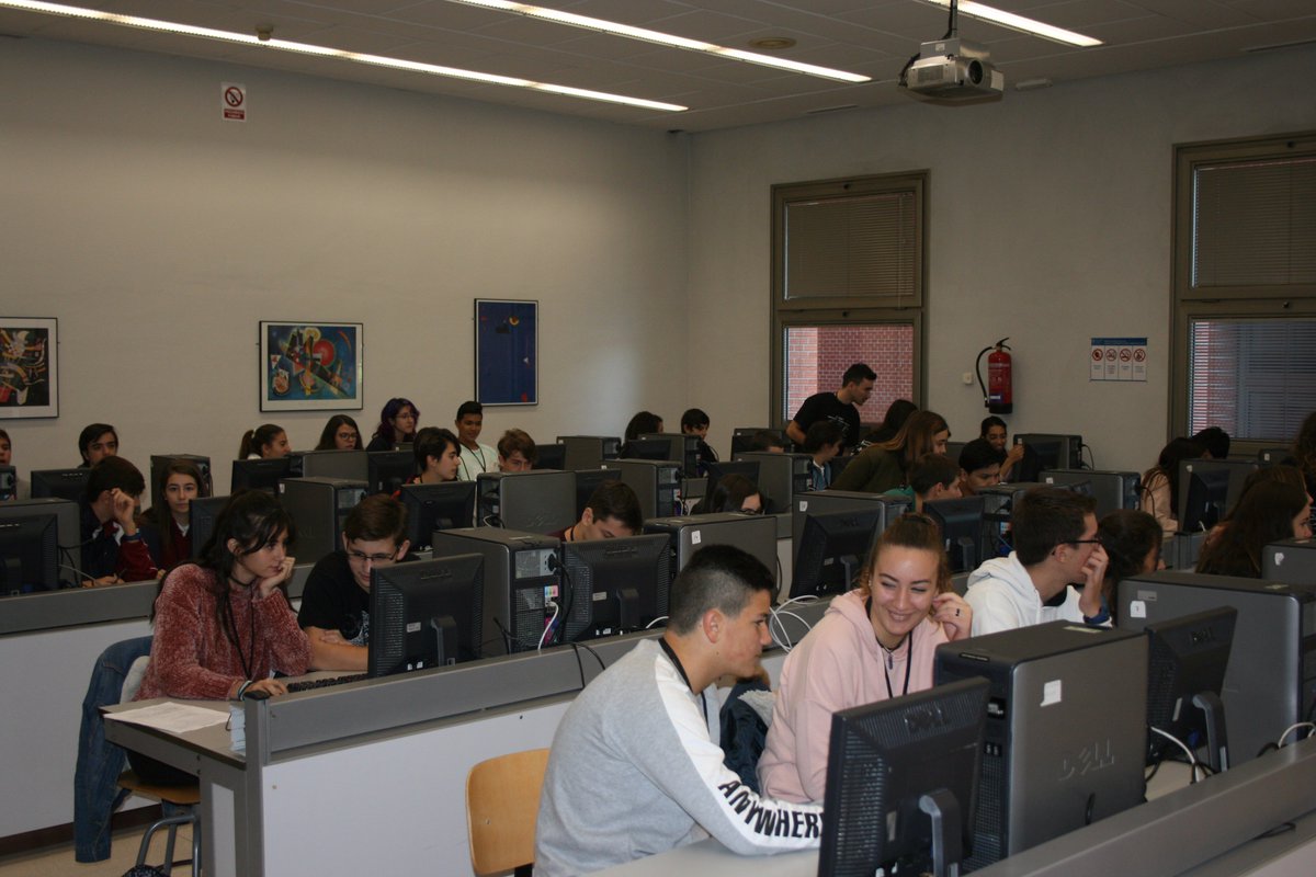 alcabot's tweet photo. Concentración, tornillos, pilas... y Arduino... Nuestros chicos concentrados mientras construían y programaban sus robots 🧐🧐 #TuBot #TuBot17 #RobóticaEducativaUAH https://t.co/mrc5PM6w6K