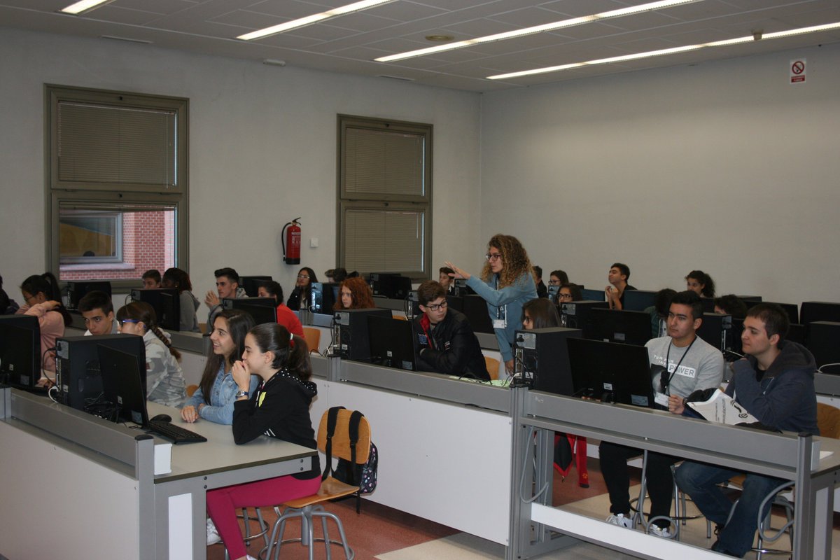 alcabot's tweet photo. Concentración, tornillos, pilas... y Arduino... Nuestros chicos concentrados mientras construían y programaban sus robots 🧐🧐 #TuBot #TuBot17 #RobóticaEducativaUAH https://t.co/mrc5PM6w6K