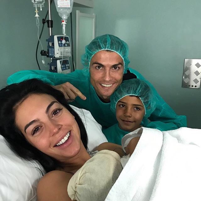 نتيجة بحث الصور عن صورة رونالدو مع صديقته جورجينا رودريجيز وابنه، في المستشفى