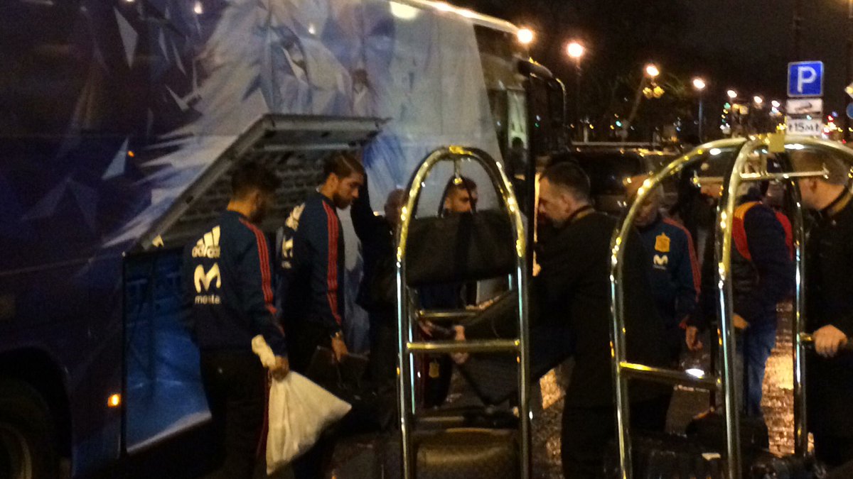 sovsportspb's tweet photo. Пике, Рамос и компания заселились в Петербурге #РоссияИспания https://t.co/FDY2dewHuh