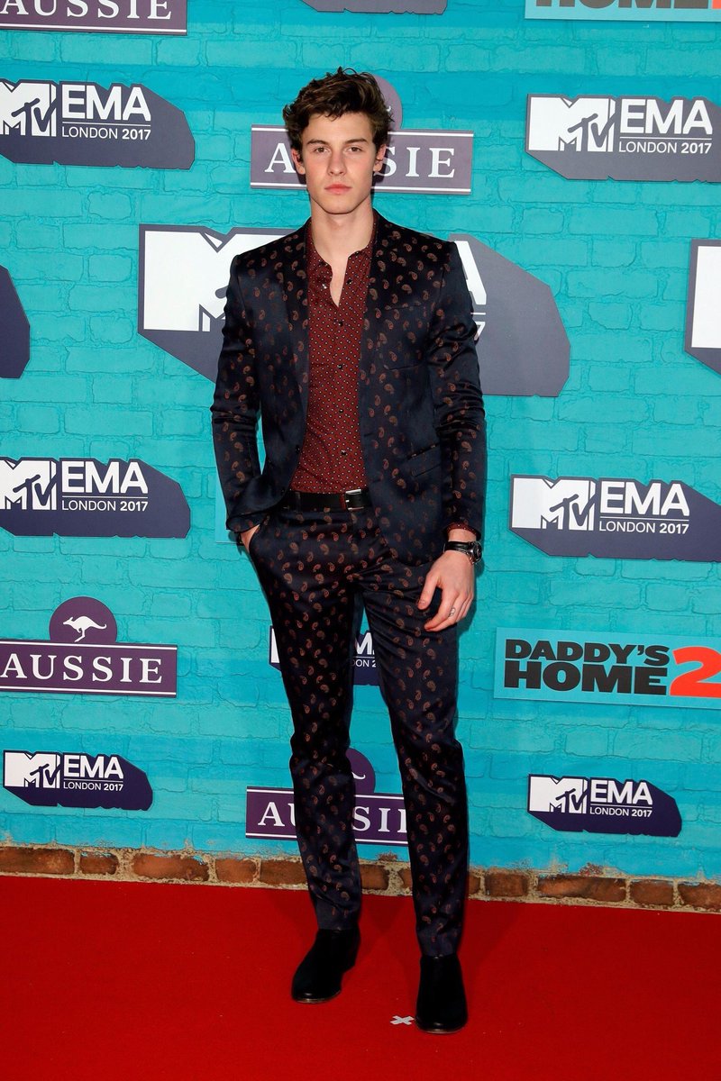 bestpicofshawn's tweet photo. Shawn Mendes 2016 / 2017 #MTVEMA https://t.co/5g8jcIFzsW