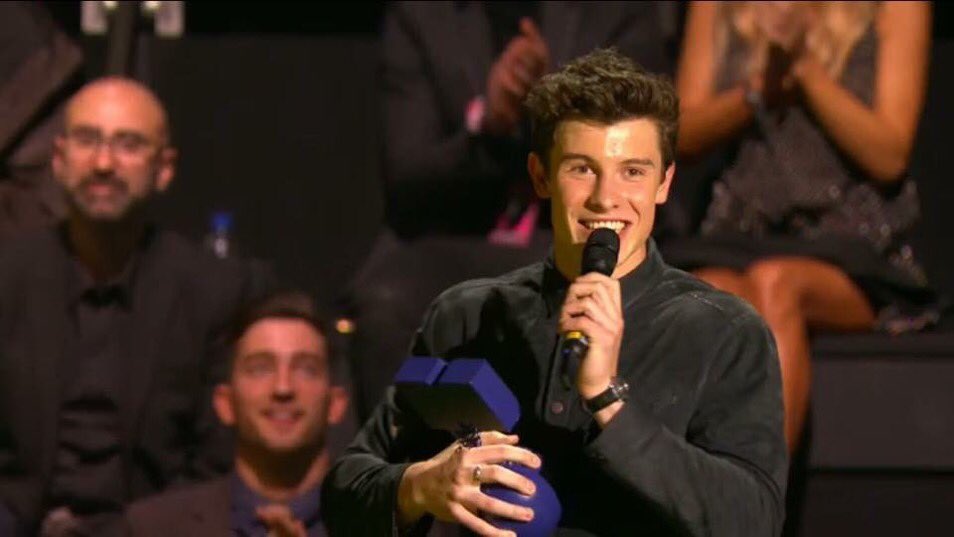 bestpicofshawn's tweet photo. Shawn Mendes 2016 / 2017 #MTVEMA https://t.co/5g8jcIFzsW