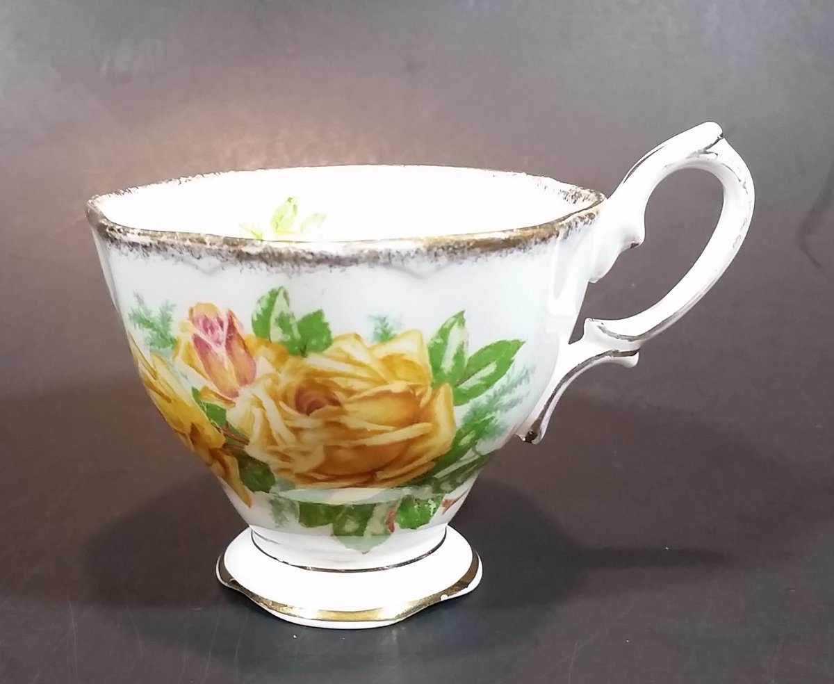 TreasureValley0's tweet photo. 1950s Royal Albert "Tea Rose" Yellow Bone China Footed Tea Cup 839056 https://t.co/dKQmQ1CfvO
#Vintage #50s #TeaTime #Roses #Flowers #BoneChina #RoyalAlbert #Royalty #Floral #Fancy #Luxury #TeaCups #TeaWithStyle #FootedTeaCup #FineChina #England #English #GetSipping #Abbotsford https://t.co/foJpcVC2WI
