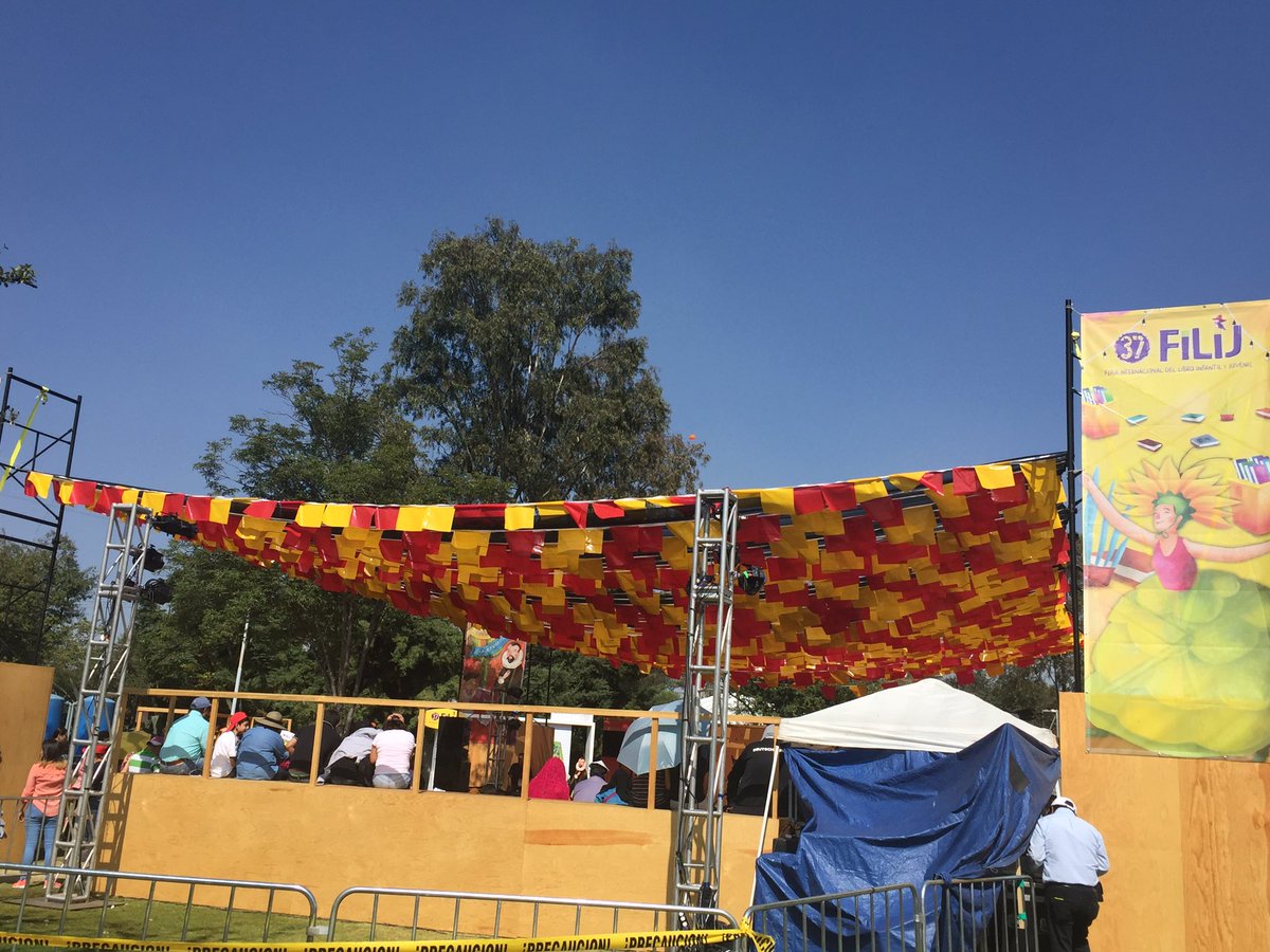Trotamuseos's tweet photo. Trotando la @FILIJMexico, una aventura entre libros y arte en el Parque Bicentenario #SoyFILIJ https://t.co/7tiMKqcWgK