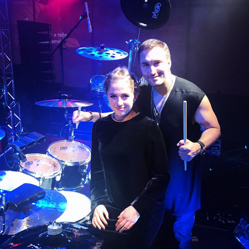 timivanov's tweet photo. В пятницу в Риге играл на церемонии открытия теннисного холла #ENRI  имени Алёны Остапенко, сенсации большого тенниса, ставшей чемпионкой  Roland Garros-2017 в 20 лет и первой в истории латвийской теннисисткой,  выигравшей этот чемпионат! 🏆🎾🇱🇻 #TimIvanov #ClubDrumShow https://t.co/m98ahakk22