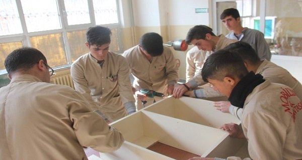 OzgurBingolCom's tweet photo. (Öğrenciler, Okula 300 Bin Lira Kazandırdı) - Bingöl’ün Solhan ilçesinde Mesleki ve Teknik Anadolu Lisesi öğrencileri, okulda yaptıkları işlerle okullarına yaklaşık 300 bin lira gelir... - https://t.co/XlBD9j4VxQ https://t.co/WGjJBi8AGF