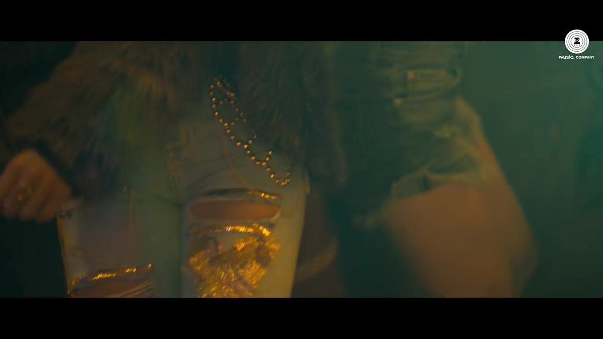 SaraEmmani's tweet photo. Deep Kalsi, Raftaar &amp; Jaz Dhami Featured In New Disco Party-Feel Video Song "Jean Teri". A song "Punjabi disco" with party flavors https://t.co/rhDJvjI3C8 #jeanteri https://t.co/yi6WCcQ7Zj