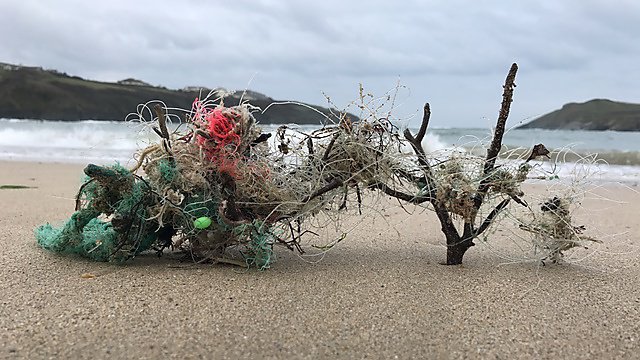 PlymUniMI's tweet photo. Marine litter directly harms coral reefs. @Dr_Emma_Sheehan &amp; team have been documenting these ‘sea fangles’ https://t.co/apw1YvqkNb https://t.co/ItWqBoBaIX