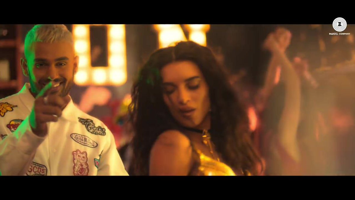 SaraEmmani's tweet photo. Deep Kalsi, Raftaar &amp; Jaz Dhami Featured In New Disco Party-Feel Video Song "Jean Teri". A song "Punjabi disco" with party flavors https://t.co/FaEvbcWQkd #jeanteri https://t.co/rWdOiwvxu4