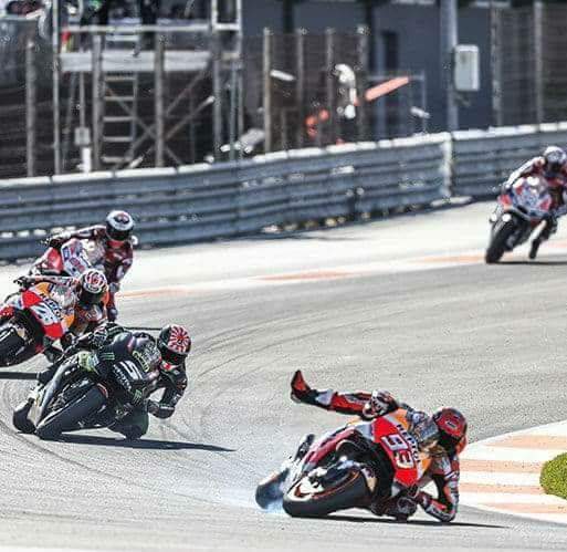 SebasPorto19's tweet photo. Mas alla del fanatismo de cada uno,de ser tifosi de un piloto o marca, a veces hasta situaciones limites en la redes, es lo que lleva a que este hermoso deporte sea cada vez mas popular...y eso se llama Pasión Amigos! 👍
Disfruten a Todos Estos Cracks!
#MotoGP
#SP19 https://t.co/KEwPLGKBrE