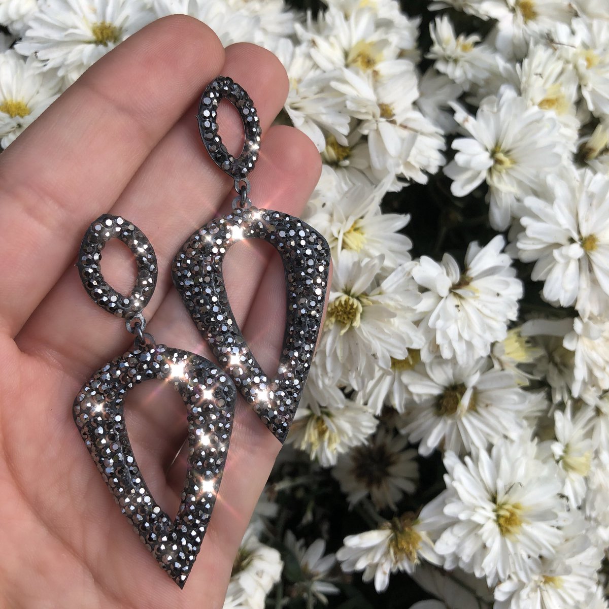 AlexMikaJewelry's tweet photo. Add some sparkle to your #holiday look with our new #alexmika Serena Earring ππΌ https://t.co/4XPbYHDqis https://t.co/y7hYM6jZTf