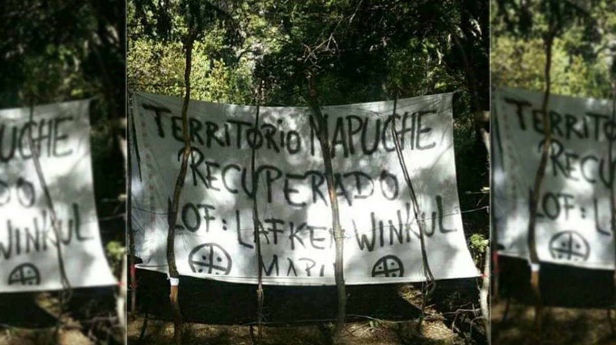 santosjorgeh's tweet photo. Un grupo de 30 Mapuches de la Lof Lafken Winkul Mapu se instaló el viernes en la zona de Villa Mascardi, ubicada a unos 35 kilómetros de Bariloche, Río Negro. Dicen que el territorio les corresponde "por derecho ancestral". Tienen rostro tapado https://t.co/C5CNHsei9w