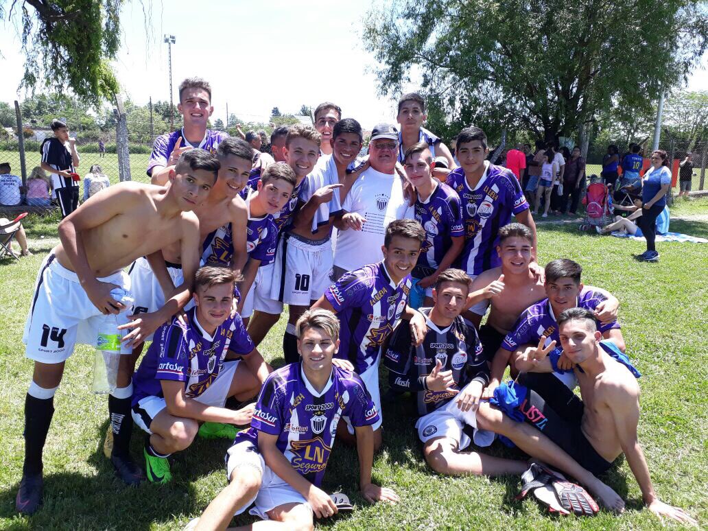 #JuvenilesB | #EstudiantesBA 
Tras el triunfo de esta tarde, la 7ma junto al delegado, Gabriel Quiroga, que acompaña y aguanta toda la jornada!!! 💪🏻⚽️