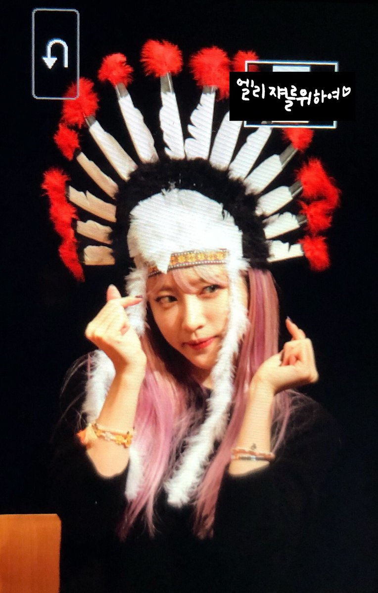 P_bulletproof's tweet photo. La gente se pasa de ofendiditos eh... están bombardeando y atacando basto a Hani..., exigiendo que pida disculpas y que la eduquen, porque "ha hecho algo horrible", apropiación cultural. Ha sido porque en un fansing una fan le puso un gorrito...
Se os van de las manos las quejas. https://t.co/oKqnXYkC4m