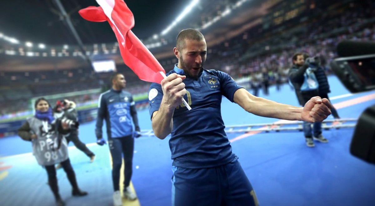 lnstantFoot's tweet photo. 🔵⚪🔴 RT si tu veux voir Karim Benzema défendre nos couleurs en Russie lors de la Coupe du Monde cet été. 🔁 https://t.co/fT2nkCHEud