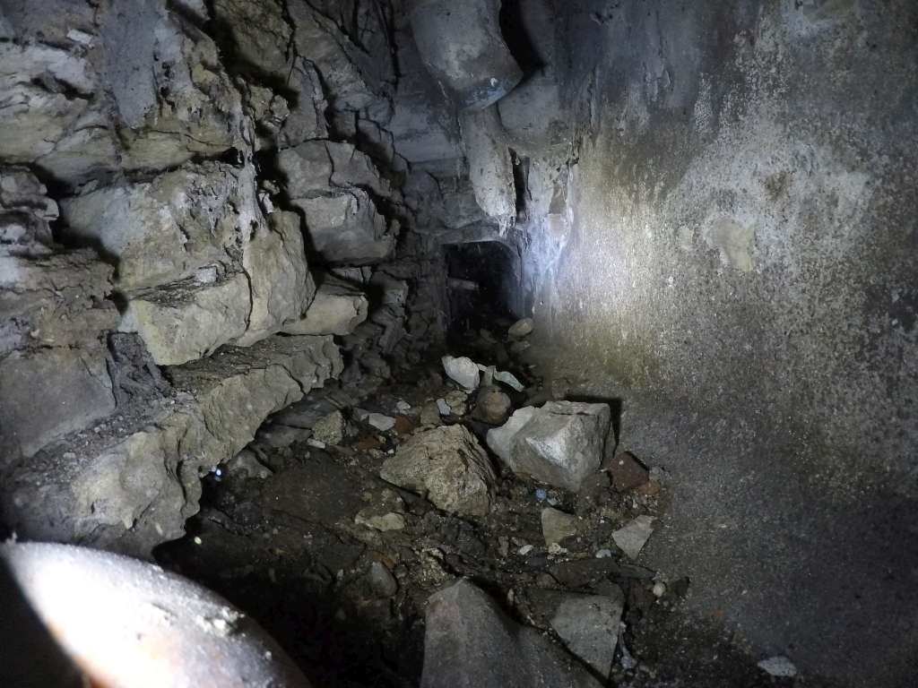 Thiris_rdf's tweet photo. #inspectionderéseaux dans une venelle de largeur 40 cm ! On rentre le ventre, et on rampe... Claustrophobes s'abstenir ! https://t.co/4PulR3nQus