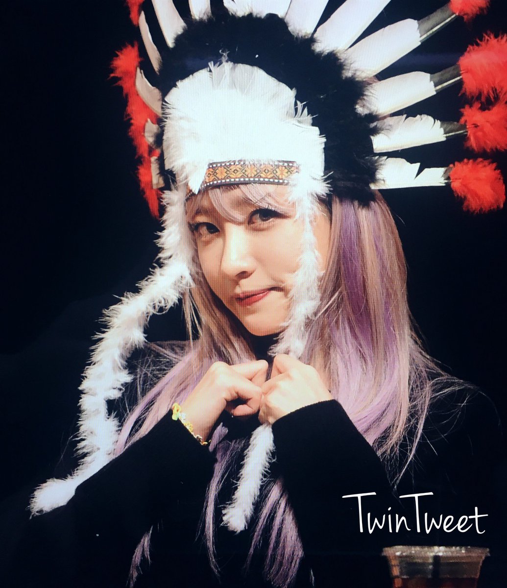 P_bulletproof's tweet photo. La gente se pasa de ofendiditos eh... están bombardeando y atacando basto a Hani..., exigiendo que pida disculpas y que la eduquen, porque "ha hecho algo horrible", apropiación cultural. Ha sido porque en un fansing una fan le puso un gorrito...
Se os van de las manos las quejas. https://t.co/oKqnXYkC4m