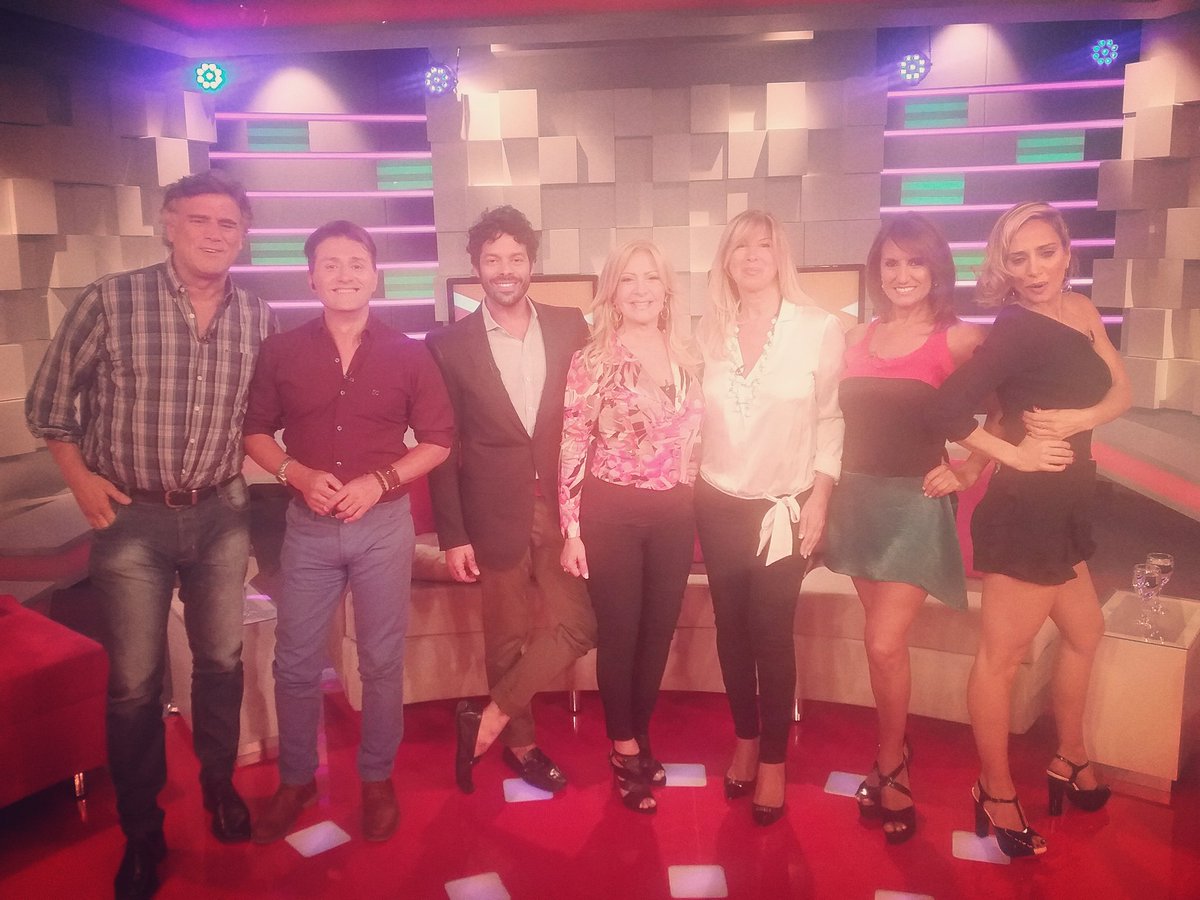 #Implacables | <a href="/cloarce/">Claudia Arce</a> y <a href="/mariancaprarola/">Mariano Caprarola 💚</a> vinieron a charlar sobre los polémicos "looks" en los Martín Fierro de radio.