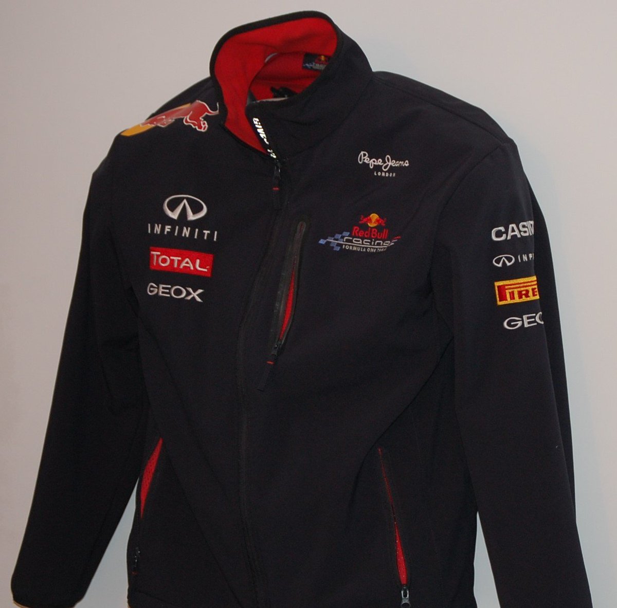 bindclick's tweet photo. Visit our store and take advantage of our promotions!
Red Bull Racing Team Jacket F1
Price: $ 133.00
https://t.co/cVorOqnctY
#VeteransDay #gobeach #ssss2017 #BoycottKeurig Butch Jones #fcspu23 #HadeB #BrazilGP #SUINIR #BVBII Schnee https://t.co/q8uHQ8sP8T