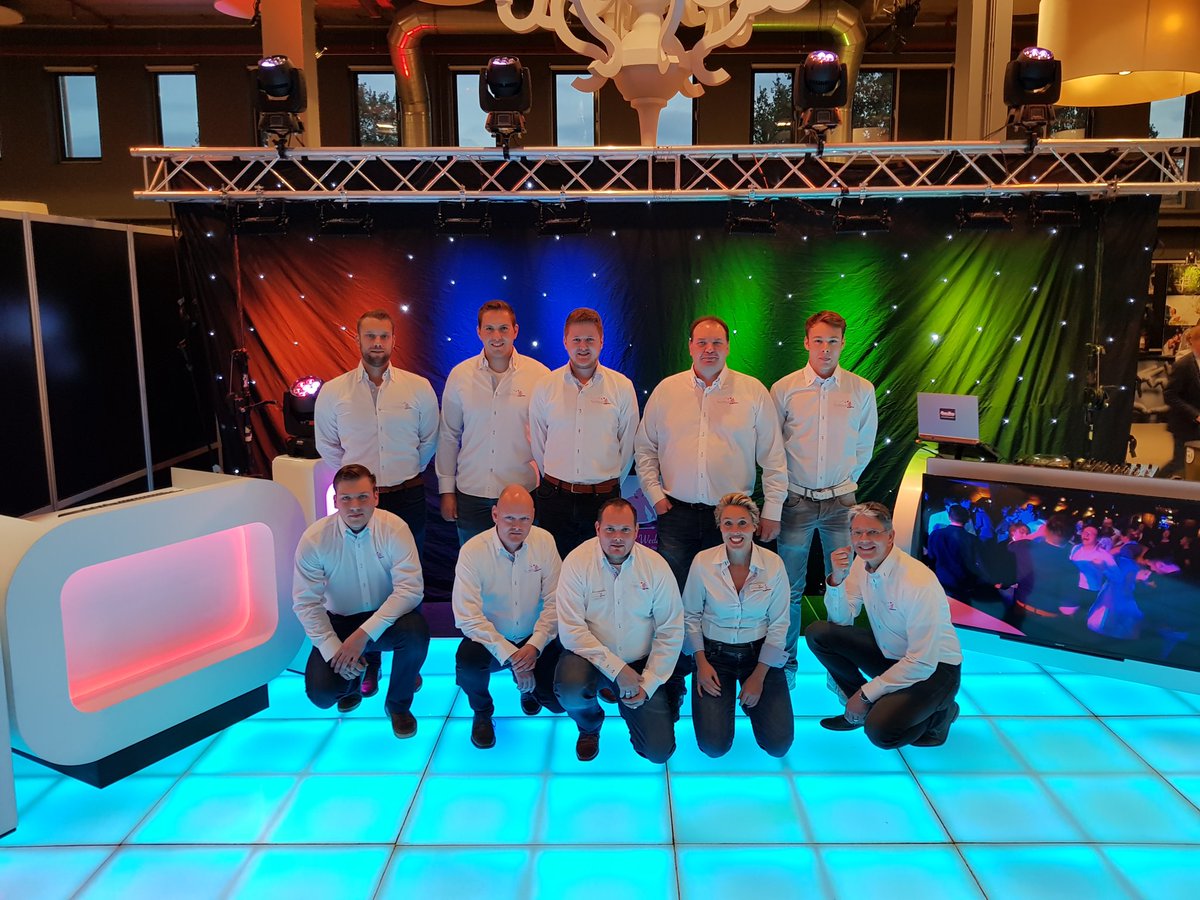 YWShow's tweet photo. Vandaag na een fantastische beursdag @weddingfair_nl in het IJsseldeltacenter #Zwolle de dag afgesloten met een team uitje bij #Etenenzo. #teamYWS #TheWalkingDJ #BoothsAndMore @VerlichteDansvl @Beursvrouwen https://t.co/iLSPBlQt3D